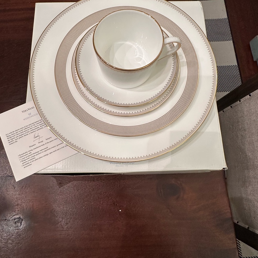 Vera Wang Wedgwood Grosgrain White and Gold Dinnerware Collection - Picture 3 of 5
